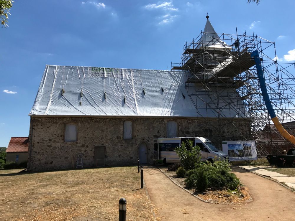 Dorfkirche Berge - verhuellter Eingangsbereich