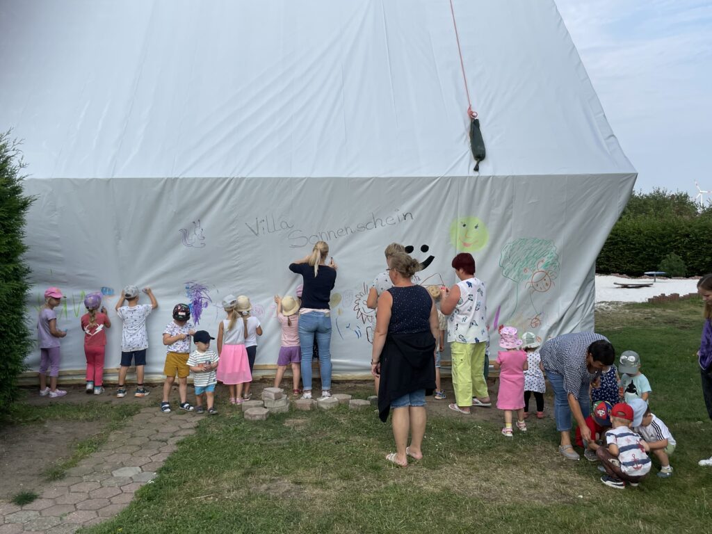 Kita Kinder beim malen