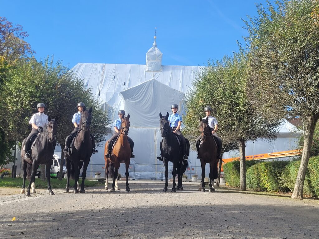 Verhülltes Torhaus Gestüt Graditz mit Reitern