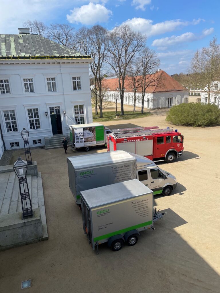 Feuerwehr vor einem Schloss