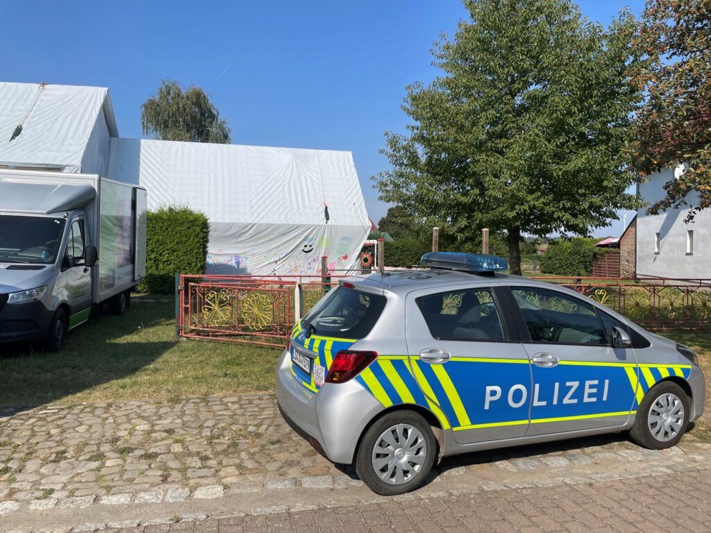 Ortspolizist vor einem begasten Kindergarten